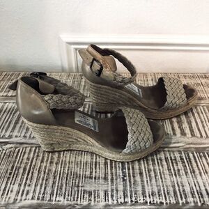Escales Paris Numbered Sandal Collection